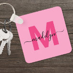 Llavero Monograma del nombre del guión de la cuna rosa cal<br><div class="desc">Crea tu propia y elegante cadena de claves cuadrada de monograma negro y rosa Personalizado moderno. Esta elegante cadena de teclas cuadradas le aporta un toque moderno y personalizado a sus necesidades básicas diarias. El diseño presenta un audaz monograma rosa caliente inicial centrado en un fondo negro sólido, con su...</div>