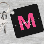 Llavero Monograma del nombre del guión negro rosado en cal<br><div class="desc">Crea tu propia y elegante cadena de claves cuadrada de monograma negro y rosa Personalizado moderno. Esta elegante cadena de teclas cuadradas le aporta un toque moderno y personalizado a sus necesidades básicas diarias. El diseño presenta un audaz monograma rosa caliente inicial centrado en un fondo negro sólido, con su...</div>