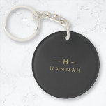 Llavero Monograma dorado negro | Elegante Minimalista mode<br><div class="desc">Un diseño simple y elegante de monograma personalizado en una tipografía minimalista moderna de oro sobre fondo negro. Las iniciales y el nombre del monograma se pueden personalizar fácilmente junto con la línea de funciones para hacer un diseño tan único como usted. El regalo o accesorio perfecto para cualquier ocasión....</div>