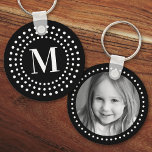 Llavero Monograma foto inicial punto radial retro negro<br><div class="desc">Anillo de claves con tu monograma inicial dentro de un borde de punto radial retro blanco sobre un fondo negro y una foto personalizado en la parte posterior.</div>