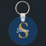 Llavero Monograma Navy Blue Gold Nombre personalizado<br><div class="desc">Este sencillo y clásico monograma personalizado de color azul marino y de oro es genial para cumpleaños,  día del padre,  regalos de vacaciones,  favores de boda y más. *Si necesita ayuda para el diseño o desea combinar productos u otros colorantes,  por favor contáctame a través de Zazzle.</div>
