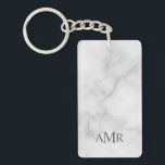 Llavero Monograma Personalizado Clásico<br><div class="desc">El diseño clásico cuenta con un monograma inicial personalizado de 3 letras en estilo de fuente serif clásico gris sobre fondo de mármol blanco. Perfecto como regalo de vacaciones, regalo del día del padre para papá y regalo para cualquier ocasión especial. Tenga en cuenta: los detalles de mármol son simulados...</div>
