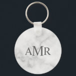 Llavero Monograma Personalizado Clásico<br><div class="desc">El diseño clásico presenta un monograma inicial personalizado de 3 letras en estilo de letra serif clásico gris sobre fondo de mármol blanco. Perfecto como regalo de vacaciones, regalo del día del padre para papá y regalo para cualquier ocasión especial. Tenga en cuenta: los detalles del mármol son simulados en...</div>