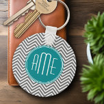 Llavero Monograma Personalizado de Chevrons de Carbón verd<br><div class="desc">Azul y gris - Un audaz diseño art decó en colores frescos y alegres. Si necesita ajustar los monogramas,  haga clic en el botón personalizar y realice cambios.</div>