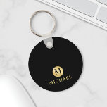 Llavero Monograma personalizado de lujo negro y oro<br><div class="desc">Diseño de lujo negro y dorado con monograma negro en un elemento de círculo dorado con nombre en estilo de fuente profesional dorado sobre fondo negro. Perfecto como regalos del padre para el padre, regalos para el abuelo, el marido, el novio y más. Nota: Los detalles del Relieve metalizado se...</div>