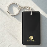Llavero Monograma personalizado de lujo negro y oro<br><div class="desc">Diseño de lujo negro y dorado con monograma negro en un elemento de círculo dorado con nombre en estilo de fuente profesional dorado sobre fondo negro. Perfecto como regalos del padre para el padre, regalos para el abuelo, el marido, el novio y más. Nota: Los detalles del Relieve metalizado se...</div>