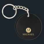 Llavero Monograma personalizado de lujo negro y oro<br><div class="desc">Diseño de lujo blanco y dorado con monograma negro en un elemento de círculo dorado con nombre en estilo de fuente profesional de oro sobre fondo negro. Perfecto como regalos del padre para el padre, regalos para el abuelo, el marido, el novio y más. Nota: Los detalles del Relieve metalizado...</div>