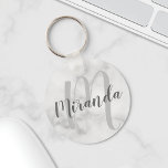 Llavero Monograma personalizado moderno y nombre mármol bl<br><div class="desc">El Monograma y Regalo de Nombres personalizados con un nombre personalizado en estilo de letra de escritura gris moderno y monograma en estilo de fuente de escritura gris claro moderno como fondo sobre fondo de mármol blanco. Perfecto como regalo de vacaciones, favores de reunión familiar, gracias a las damas de...</div>