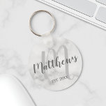 Llavero Monograma personalizado y mármol de nombre familia<br><div class="desc">Regalo de Monograma y Nombre Familiar personalizado con nombre familiar en estilo de letra de escritura moderno gris y monograma en estilo de letra de escritura moderno gris claro como fondo con año establecido en sans grises serif estilo de fuente sobre fondo de mármol blanco. Perfecto como regalo para recién...</div>