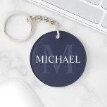 Llavero Monograma personalizado y nombre azul de la Marina<br><div class="desc">El Monograma y Regalo de Nombres Personalizados presenta un nombre personalizado en blanco y monograma en azul marino claro como fondo,  en estilo de letra serif clásico,  sobre fondo azul marino. Perfecto como regalo de vacaciones,  favores de reunión familiar,  gracias a los padrinos y regalo para cualquier ocasión especial.</div>