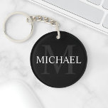 Llavero Monograma personalizado y nombre negro<br><div class="desc">El Monograma y Regalo de nombres personalizados incluye un nombre personalizado en blanco y monograma en gris como fondo,  en estilo clásico de tipo de letra serif,  en fondo negro. Perfecto como regalo de vacaciones,  favores de reunión familiar,  gracias a los padrinos y regalo para cualquier ocasión especial.</div>