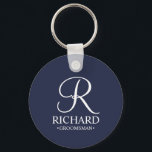 Llavero Monograma y nombre de Groomsman personalizado de l<br><div class="desc">Elegante Regalos Groomsman Personalizados en Blanco y Negro con un monograma personalizado en blanco elegante estilo de letra de guión con el nombre y título del groomsman en estilo clásico serif con fondo azul marino. También perfecto para el mejor hombre, padre de la novia, dama de honor, chica de flores,...</div>