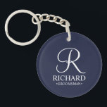 Llavero Monograma y nombre de Groomsman personalizado de l<br><div class="desc">Elegante Regalos Groomsman Personalizados en Blanco y Negro con un monograma personalizado en blanco elegante estilo de letra de guión con el nombre y título del groomsman en estilo clásico serif con fondo azul marino. También perfecto para el mejor hombre, padre de la novia, dama de honor, chica de flores,...</div>