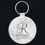 Llavero Monograma y nombre de Groomsman personalizado en m<br><div class="desc">Elegante Regalos Groomsman Personalizados en Blanco y Negro con un monograma personalizado en estilo de letra de guión elegante en gris con el nombre y título del groomsman en estilo clásico serif sobre fondo de mármol blanco. También perfecto para el mejor hombre, padre de la novia, dama de honor, chica...</div>
