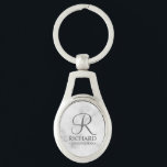 Llavero Monograma y nombre de Groomsman personalizado en m<br><div class="desc">Elegante Regalos Groomsman Personalizados en Blanco y Negro con un monograma personalizado en estilo de letra de guión elegante en gris con el nombre y título del groomsman en estilo clásico serif sobre fondo de mármol blanco. También perfecto para el mejor hombre, padre de la novia, dama de honor, chica...</div>