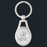 Llavero Monograma y nombre de Groomsman personalizado en m<br><div class="desc">Elegante Regalos Groomsman Personalizados en Blanco y Negro con un monograma personalizado en estilo de letra de guión elegante en gris con el nombre y título del groomsman en estilo clásico serif sobre fondo de mármol blanco. También perfecto para el mejor hombre, padre de la novia, dama de honor, chica...</div>