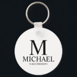 Llavero Monograma y nombre de Groomsman personalizado mode<br><div class="desc">Regalos Groomsman personalizados modernos en blanco y negro con monograma personalizado,  nombre y título de un groomsman con estilo de letra serif clásico negro sobre fondo blanco. También perfecto para el Mejor Hombre,  Padre de la Novia y más.</div>