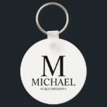 Llavero Monograma y nombre de Groomsman personalizado mode<br><div class="desc">Regalos Groomsman personalizados modernos en blanco y negro con monograma personalizado,  nombre y título de un groomsman con estilo de letra serif clásico negro sobre fondo blanco. También perfecto para el Mejor Hombre,  Padre de la Novia y más.</div>