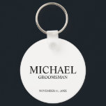 Llavero Monograma y nombre de Groomsman personalizado mode<br><div class="desc">Regalos Groomsman personalizados modernos con el nombre,  el título y la fecha boda de un groomman personalizado en un estilo de letra serif clásico negro sobre fondo blanco. También perfecto para el Mejor Hombre,  Padre de la Novia y más.</div>
