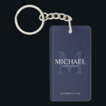 Llavero Monograma y nombre de Groomsmen personalizados por<br><div class="desc">Añada un toque personal a su boda con la cadena de teclas personalizada para los groomsmen. Esta cadena de teclas presenta el nombre del groomsman personalizado con título y fecha boda en blanco y monograma en azul marino claro como fondo, en estilo serif clásico, sobre fondo azul marino. También perfecto...</div>