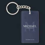 Llavero Monograma y nombre de Groomsmen personalizados por<br><div class="desc">Añada un toque personal a su boda con la cadena de teclas personalizada para los groomsmen. Esta cadena de teclas presenta el nombre del groomsman personalizado con título y fecha boda en blanco y monograma en azul marino claro como fondo, en estilo serif clásico, sobre fondo azul marino. También perfecto...</div>