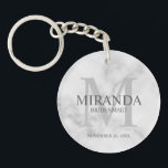 Llavero Monograma y nombre de la dama de honor personaliza<br><div class="desc">Añada un toque personal a su boda con el monograma y el regalo de nombre de la dama de honor. Este diseño presenta el nombre personalizado de la dama de honor con título y fecha boda en gris y monograma en gris claro como fondo, en estilo clásico serif, sobre fondo...</div>