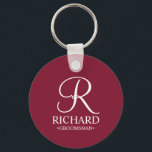 Llavero Monograma y nombre del Groomsman personalizado<br><div class="desc">Elegante Regalos Groomsman personalizados con un monograma personalizado en un estilo de letra blanco elegante con el nombre y el título de un groomsman en estilo clásico serif con fondo rojo burdeos. También perfecto para el mejor hombre, padre de la novia, dama de honor, chica de flores, madre de la...</div>