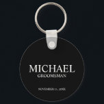 Llavero Monograma y nombre del Groomsman personalizado neg<br><div class="desc">Regalos Groomsman personalizados modernos con el nombre,  el título y la fecha boda del timonel personalizado en el estilo de letra serif clásico blanco sobre fondo negro. También perfecto para el Mejor Hombre,  Padre de la Novia y más.</div>