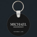 Llavero Monograma y nombre del Groomsman personalizado neg<br><div class="desc">Regalos Groomsman personalizados modernos con el nombre,  el título y la fecha boda del timonel personalizado en el estilo de letra serif clásico blanco sobre fondo negro. También perfecto para el Mejor Hombre,  Padre de la Novia y más.</div>