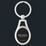 Llavero Monograma y nombre del Groomsman personalizado neg<br><div class="desc">Regalos Groomsman personalizados modernos con el nombre,  el título y la fecha boda del timonel personalizado en el estilo de letra serif clásico blanco sobre fondo negro. También perfecto para el Mejor Hombre,  Padre de la Novia y más.</div>