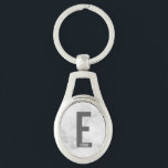 Llavero Monograma y nombre modernos en negrita personaliza<br><div class="desc">Diseño de monograma moderno con letra de monograma personalizada "E" y nombre en estilo de letra sans serif moderno y negrita. Regalo perfecto para él, regalo del día del padre, regalo para los padrinos y más. Tenga en cuenta: los detalles de mármol son simulados en la obra de arte. No...</div>