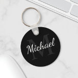 Llavero Monograma y nombre negro personalizado<br><div class="desc">El Monograma y el Regalo de nombres personalizados presentan un nombre personalizado en el estilo de fuente de escritura blanca y un monograma en el estilo de fuente serif gris como fondo, en el fondo negro. Perfecto como regalo de vacaciones, favores de reunión familiar, gracias a los padrinos y regalo...</div>