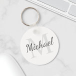 Llavero Monograma y nombre personalizados<br><div class="desc">El Monograma personalizado y el Regalo de nombres presentan un nombre personalizado en el estilo de fuente de escritura gris y un monograma en el estilo de fuente serif gris claro como fondo, en el fondo blanco. Perfecto como regalo de vacaciones, favores de reunión familiar, gracias a los padrinos y...</div>