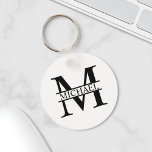 Llavero Monograma y nombre personalizados<br><div class="desc">Monograma y Regalos de nombres personalizados con monograma personalizado y nombre en el estilo clásico del tipo de letra serif. Perfecto como regalos del padre para papá,  regalos para abuelo,  esposo,  novio,  mejor hombre,  padrinos y más.</div>