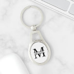 Llavero Monograma y nombre personalizados<br><div class="desc">Monograma y Regalos de nombres personalizados con monograma personalizado y nombre en el estilo clásico del tipo de letra serif. Perfecto como regalos del padre para papá,  regalos para abuelo,  esposo,  novio,  mejor hombre,  padrinos y más.</div>