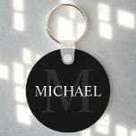 Llavero Monograma y Nombre Personalizados Clásico Negro<br><div class="desc">Regalo de Monograma y Nombre Personalizados con nombre personalizado en blanco y monograma en gris como fondo,  en estilo de letra serif clásico,  sobre fondo negro. Perfecto como regalo de vacaciones,  favores de reunión familiar,  regalo de agradecimiento para padrinos y regalo para cualquier ocasión especial.</div>
