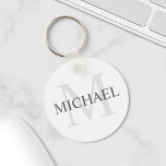 Llavero Monograma y nombre personalizados clásicos<br><div class="desc">El Monograma y Regalo de nombres personalizados incluye un nombre personalizado en gris y monograma en gris claro como fondo,  en estilo clásico de tipo de letra serif,  en fondo blanco. Perfecto como regalo de vacaciones,  favores de reunión familiar,  gracias a los padrinos y regalo para cualquier ocasión especial.</div>