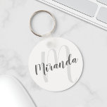 Llavero Monograma y nombre personalizados de escritura mod<br><div class="desc">El Monograma y Regalo de Nombres personalizados con un nombre personalizado en estilo de fuente de escritura moderno gris y monograma en estilo de fuente de escritura moderno gris claro como fondo sobre fondo blanco. Perfecto como regalo de vacaciones, favores de reunión familiar, gracias a las damas de honor y...</div>