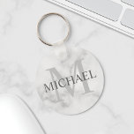 Llavero Monograma y nombre personalizados de mármol clásic<br><div class="desc">El Monograma y Regalo de Nombre Personalizado presenta un nombre personalizado en gris y monograma en gris claro como fondo,  en estilo de fuente serif clásico,  sobre fondo de mármol blanco. Perfecto como regalo de vacaciones,  favores de reunión familiar,  gracias a los padrinos y regalo para cualquier ocasión especial.</div>