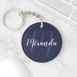Llavero Monograma y nombre personalizados del guión azul d<br><div class="desc">Regalo de Monograma y Nombre personalizado con nombre personalizado con estilo de letra de escritura blanco moderno y monograma con estilo de fuente de escritura azul marino claro y moderno como fondo sobre fondo azul marino. Perfecto como regalo de vacaciones, favores de reunión familiar, gracias a las damas de honor...</div>