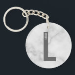 Llavero Monograma y nombre personalizados en negrita moder<br><div class="desc">Diseño de monograma moderno con letra de monograma personalizada "L" y nombre en estilo de letra sans serif negrita moderna. Regalo perfecto para él, regalo del día del padre, regalo para los padrinos y más. Tenga en cuenta: los detalles de mármol son simulados en la obra de arte. No se...</div>