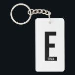 Llavero Monograma y nombre personalizados en negrita moder<br><div class="desc">Diseño de monograma moderno con letra de monograma personalizada "E" y nombre en estilo de letra sans serif negrita moderna.

Regalo perfecto para él,  regalo del día del padre,  regalo para padrinos y más.</div>