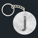 Llavero Monograma y nombre personalizados en negrita moder<br><div class="desc">Diseño de monograma moderno con letra de monograma personalizada "J" y nombre en estilo de fuente sans serif negrita moderna. Regalo perfecto para él, regalo del día del padre, regalo para los padrinos y más. Tenga en cuenta: los detalles de mármol están simulados en la obra de arte. No se...</div>