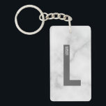 Llavero Monograma y nombre personalizados en negrita moder<br><div class="desc">Diseño de monograma moderno con letra de monograma personalizada "L" y nombre en estilo de fuente sans serif negrita moderno. Regalo perfecto para él, regalo del día del padre, regalo para los padrinos y más. Tenga en cuenta: los detalles de mármol son simulados en la obra de arte. No se...</div>