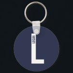 Llavero Monograma y nombre personalizados en negrita moder<br><div class="desc">Diseño de monograma moderno con letra de monograma personalizada "L" y nombre en estilo de fuente sans serif negrita moderna.

Regalo perfecto para él,  regalo del día del padre,  regalo para los padrinos y más.</div>