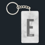 Llavero Monograma y nombre personalizados en negrita moder<br><div class="desc">Diseño de monograma moderno con letra de monograma personalizada "E" y nombre en estilo de fuente sans serif negrita moderna. Regalo perfecto para él, regalo del día del padre, regalo para los padrinos y más. Tenga en cuenta: los detalles de mármol están simulados en la obra de arte. No se...</div>