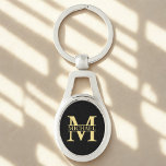 Llavero Monograma y nombre personalizados en negro y oro<br><div class="desc">Monograma personalizado y regalos de nombre con monograma de oro personalizado en estilo clásico serif con caja de nombre en medio de monograma sobre fondo negro. Perfecto como regalos del padre para papá, regalos para abuelo, esposo, novio, mejor hombre, padrinos y más. Atención: Los detalles del Relieve metalizado se simularon...</div>