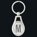 Llavero Monograma y nombre personalizados modernos en márm<br><div class="desc">Diseño de monograma moderno con letra de monograma personalizada "M" y nombre en estilo de fuente sans serif moderno y negrita. Regalo perfecto para él, regalo del día del padre, regalo para el padrino y más. Tenga en cuenta: los detalles de mármol son simulados en la obra de arte. No...</div>