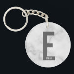 Llavero Monograma y nombre personalizados modernos en negr<br><div class="desc">Diseño de monograma moderno con letra de monograma personalizada "E" y nombre en estilo de letra sans serif negrita moderna. Regalo perfecto para él, regalo del día del padre, regalo para el padrino y más. Tenga en cuenta: los detalles de mármol están simulados en la obra de arte. No se...</div>