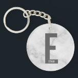 Llavero Monograma y nombre personalizados modernos en negr<br><div class="desc">Diseño de monograma moderno con letra de monograma personalizada "E" y nombre en estilo de letra sans serif negrita moderna. Regalo perfecto para él, regalo del día del padre, regalo para el padrino y más. Tenga en cuenta: los detalles de mármol están simulados en la obra de arte. No se...</div>